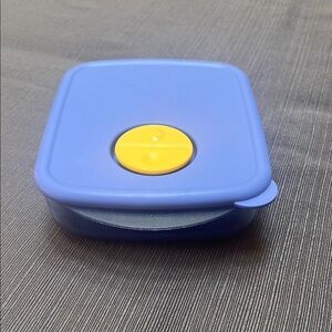 VINTAGE TUPPERWARE ROCK ‘N SERVE FOOD CONTAINER~NEVER USED